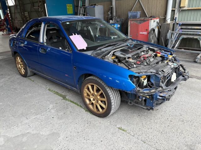 .
インプレッサ全塗装🎨

塗装前に凹み、深い傷がないか要チェック後部品を片っ端から外して足付後塗装開始！🧑🏼‍🎨

今回は、数箇所凹みがあったので鈑金しました🧑‍🏭